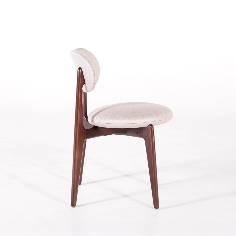 Eetkamerstoel in massief hout met walnootafwerking en beige stoffen bekleding - Svala