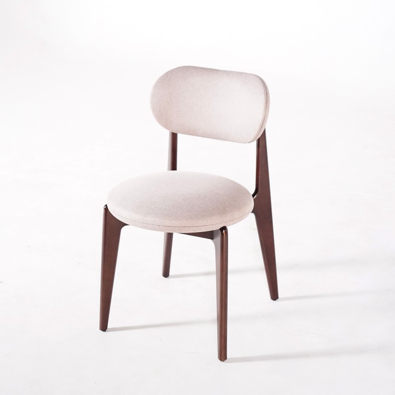 Eetkamerstoel in massief hout met walnootafwerking en beige stoffen bekleding - Svala