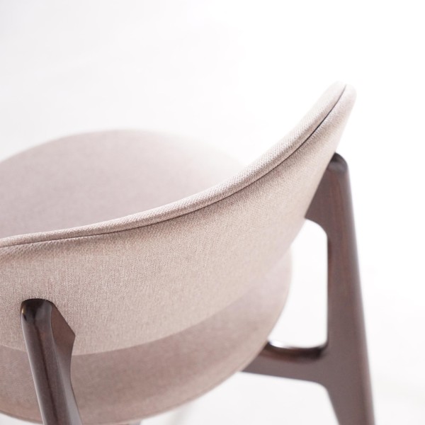 Eetkamerstoel in massief hout met walnootafwerking en beige stoffen bekleding - Svala