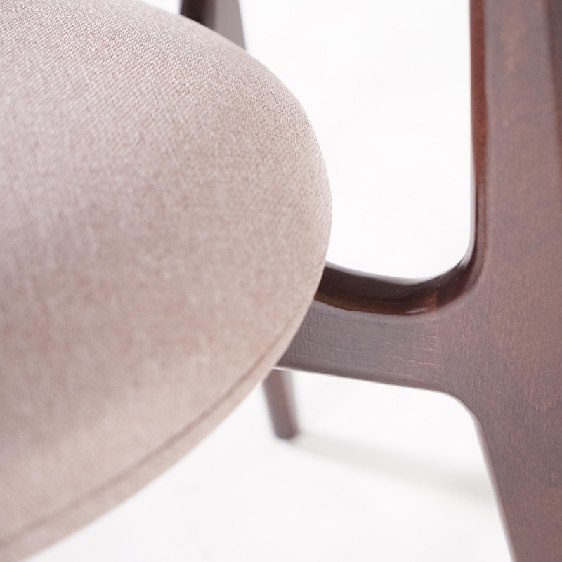 Eetkamerstoel in massief hout met walnootafwerking en beige stoffen bekleding - Svala