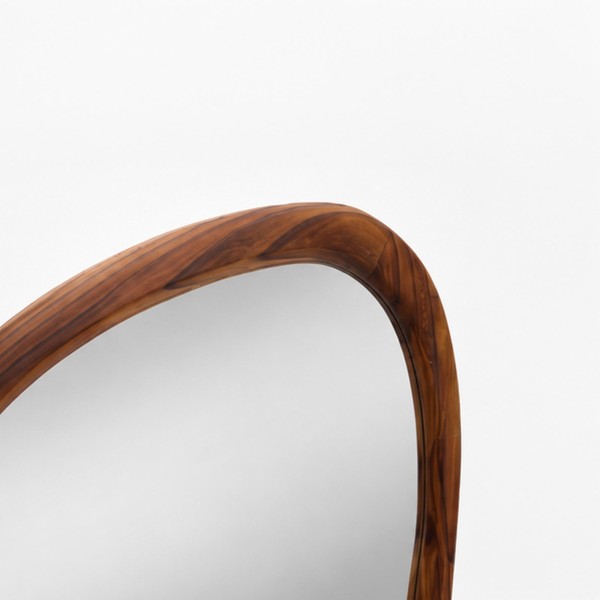Design organische wandspiegel met massief houten frame 60 x 90 cm