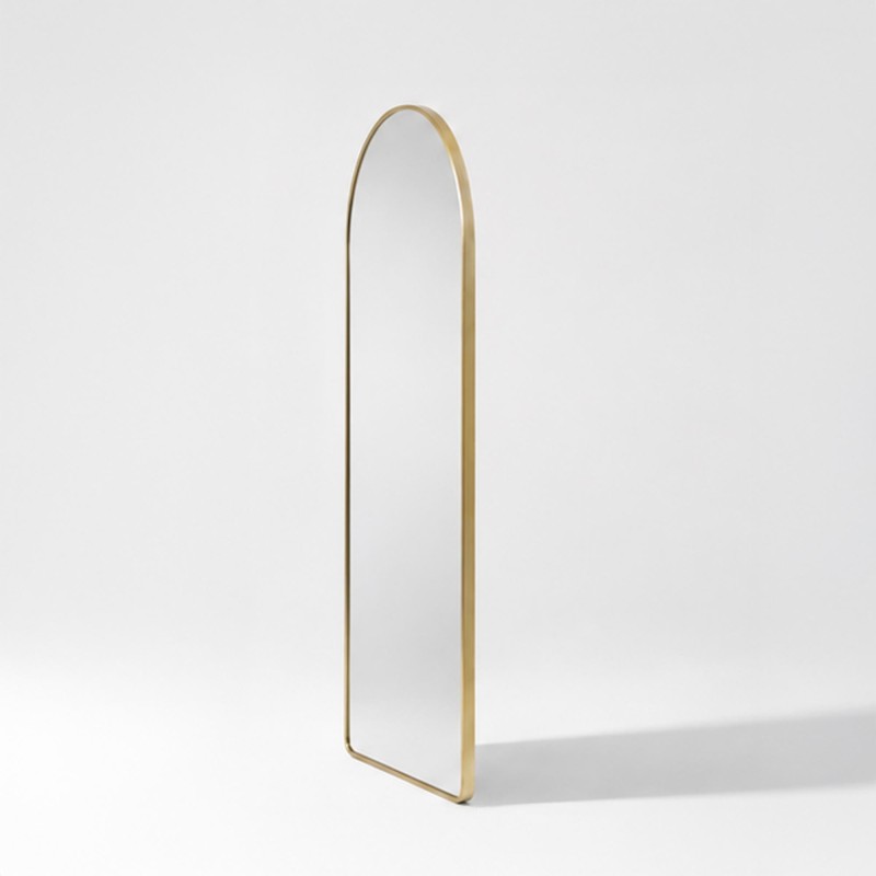 Grote staande boogspiegel met goudkleurig metalen frame 60 x 165 cm