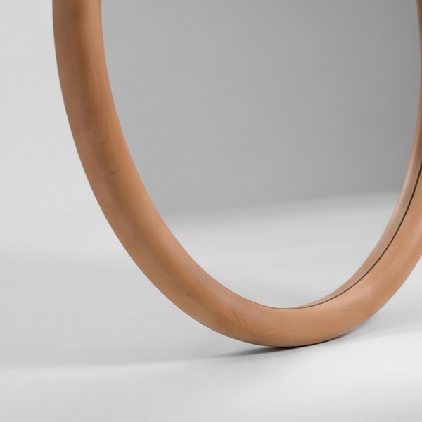 Ronde badkamerspiegel voor wandmontage in massief mindihout