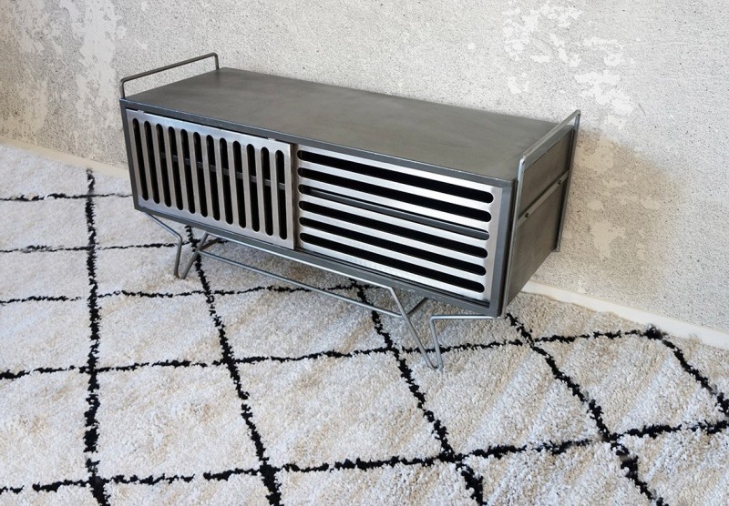 Klein metalen TV-meubel Sixties
