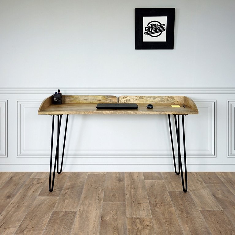 Industrieel bureau van massief hout en metaal