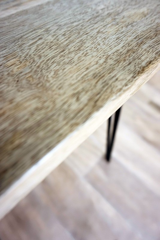 Industrieel bureau van massief hout en metaal