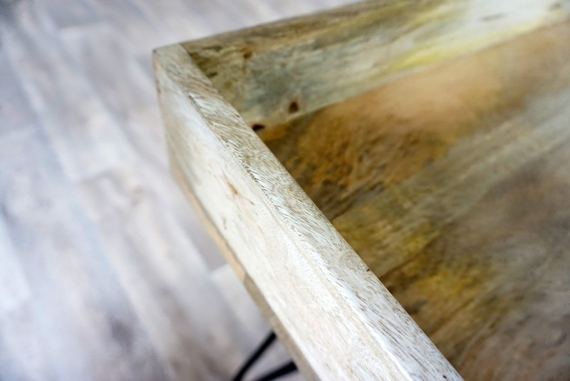 Industrieel bureau van massief hout en metaal