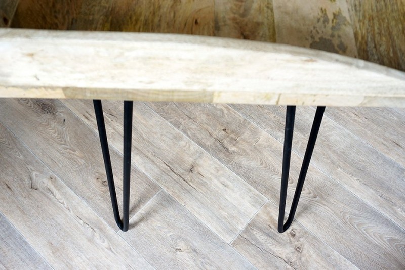 Industrieel bureau van massief hout en metaal