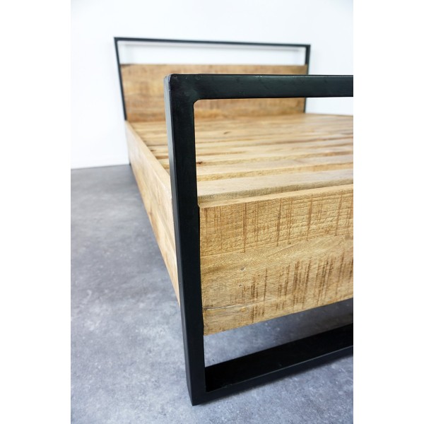 Industrieel tweepersoonsbed in gerecycleerd hout