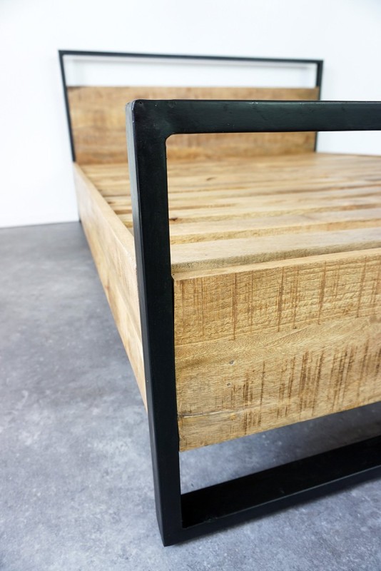 Industrieel tweepersoonsbed in gerecycleerd hout
