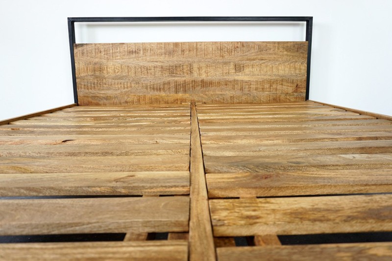 Industrieel tweepersoonsbed in gerecycleerd hout