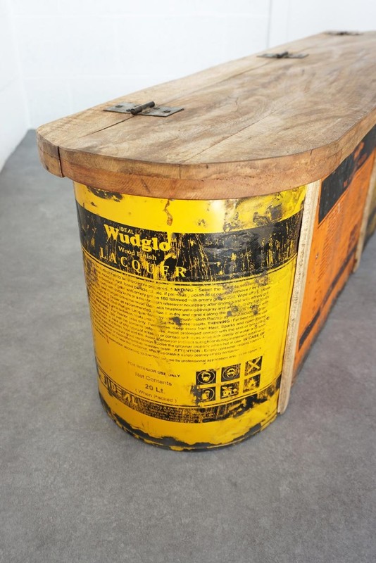Bank van gerecycleerd metaal en hout
