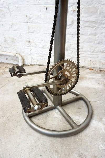 Industriële barkruk met pedalen en rugleuning