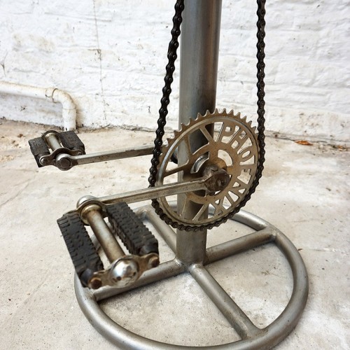 Industriële barkruk met pedalen en rugleuning