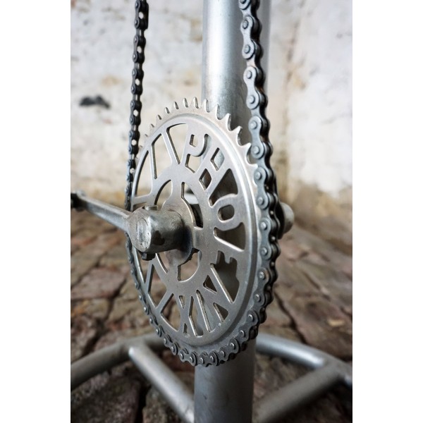 Industriële barkruk met pedalen en rugleuning