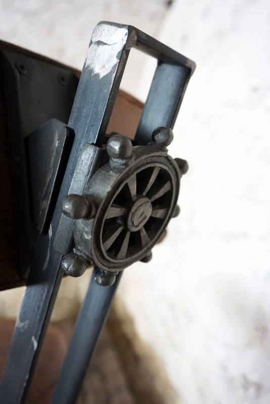 Industriële barkruk met pedalen en rugleuning