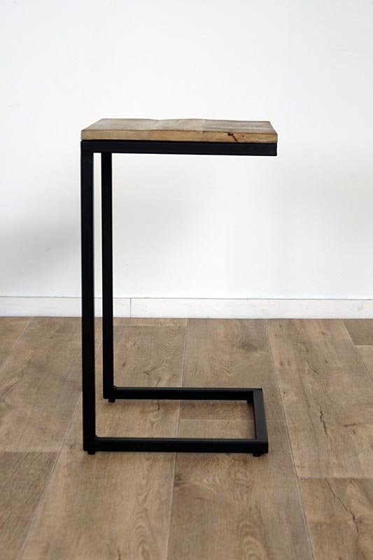 Bijzettafeltje met houten blad en metalen poot