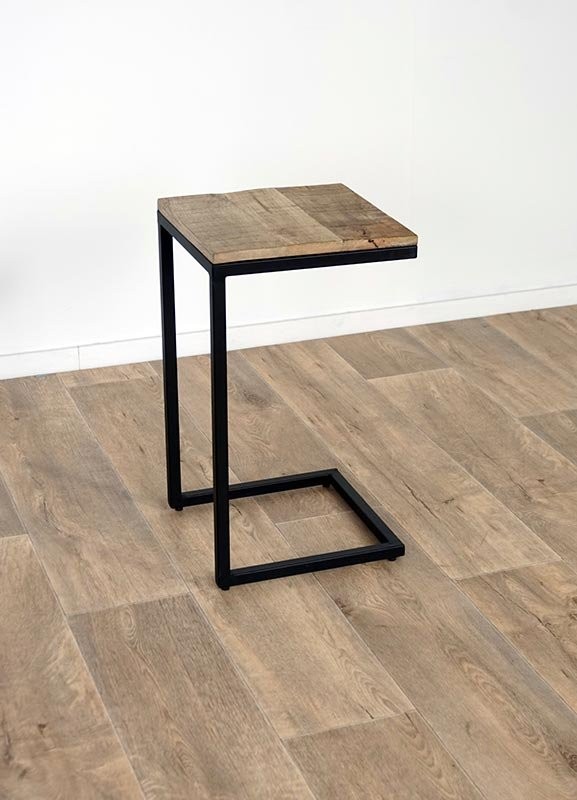 Bijzettafeltje met houten blad en metalen poot