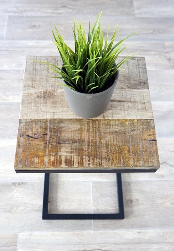 Bijzettafeltje met houten blad en metalen poot