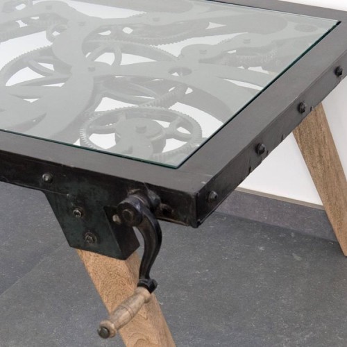 Industriële lage tafel met raderwerk