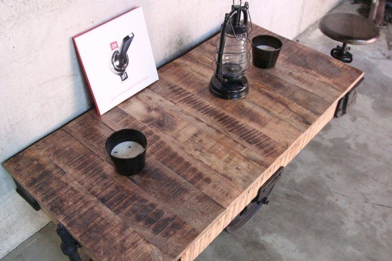 Lage industriële tafel zwarte afwerking