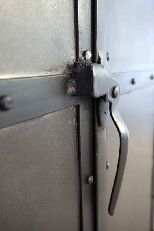 Klein houten en metalen dressoir - Brooklyn
