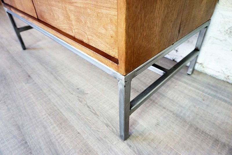 Klein houten en metalen dressoir - Chic