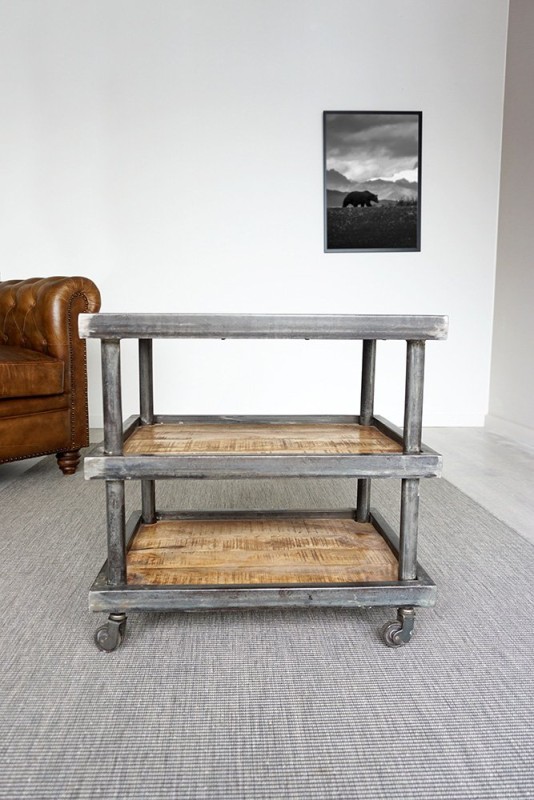 Industriële serveertafel met 3 draagvlakken