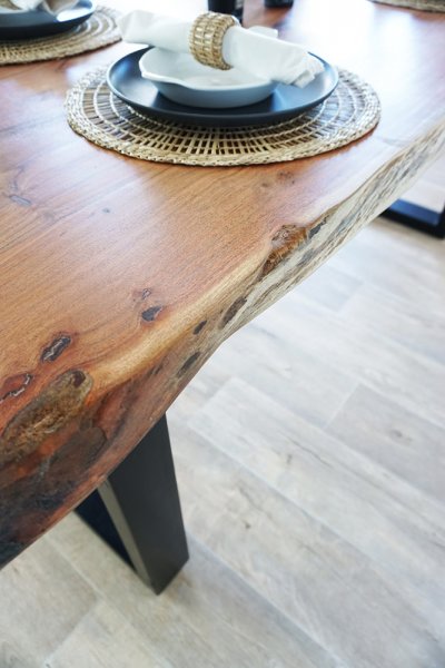 Massief houten eettafel met metalen poten