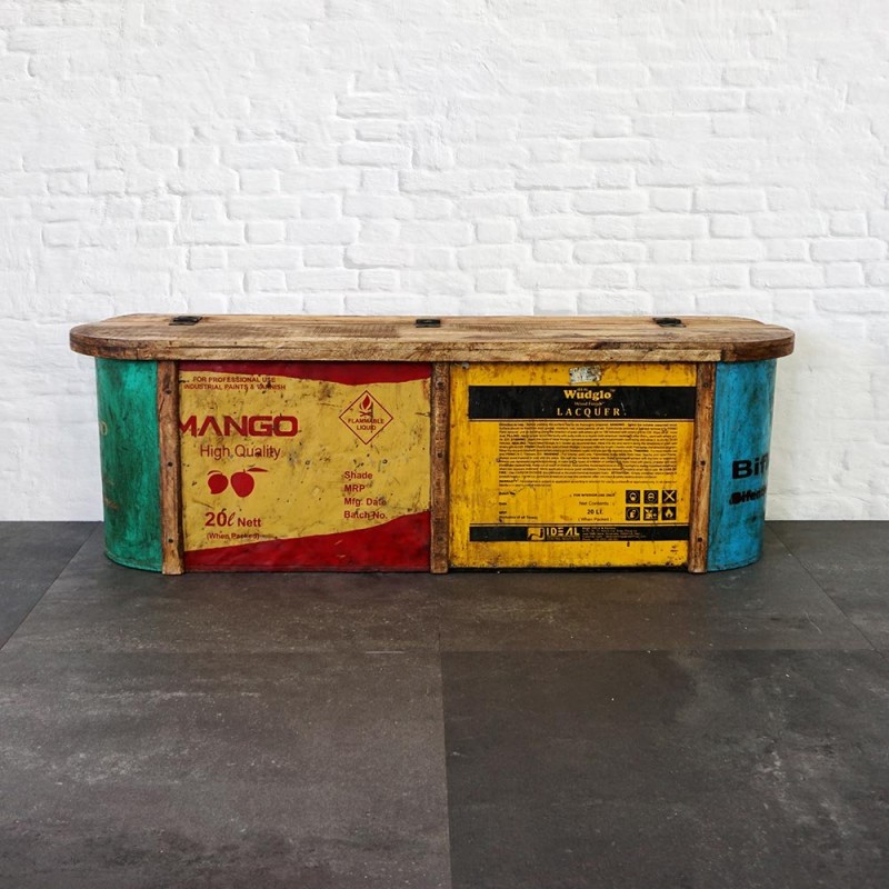 Bank van gerecycleerd metaal en hout