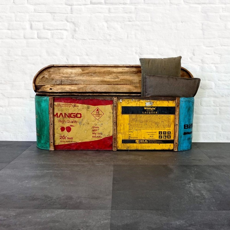 Bank van gerecycleerd metaal en hout