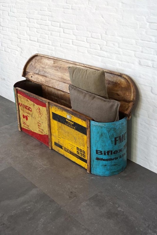 Bank van gerecycleerd metaal en hout