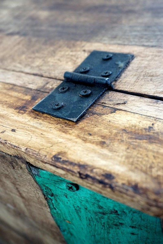 Bank van gerecycleerd metaal en hout