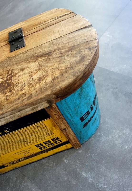 Bank van gerecycleerd metaal en hout
