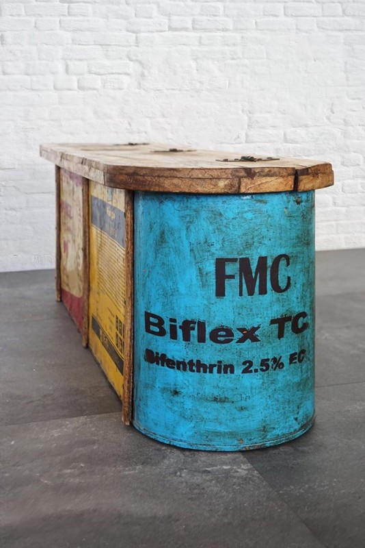 Bank van gerecycleerd metaal en hout
