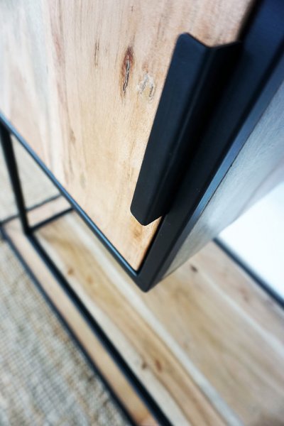 Industriële boekenplank van hout en metaal met deuren