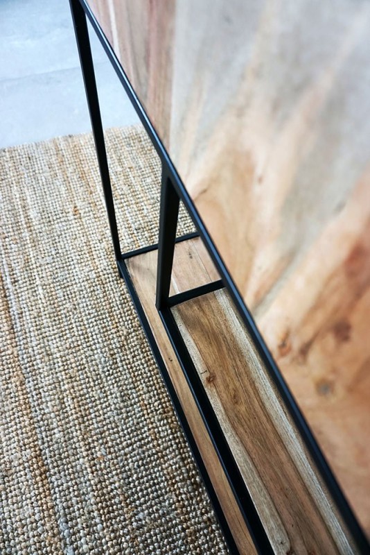 Industriële boekenplank van hout en metaal met deuren