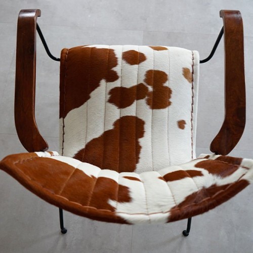 Bruin/witte fauteuil van echt koeienhuid