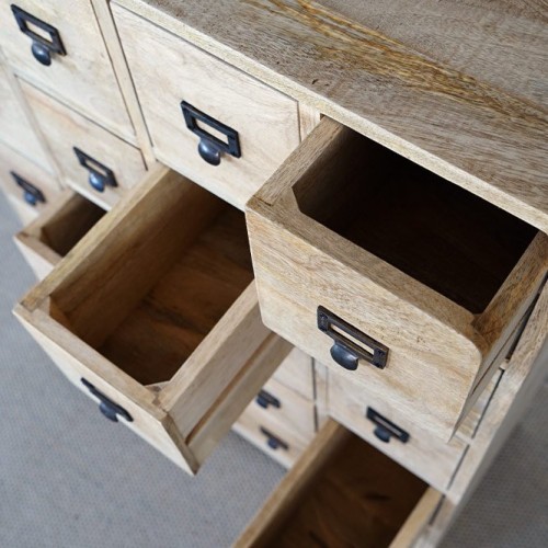 Massief houten opbergmeubel met laden