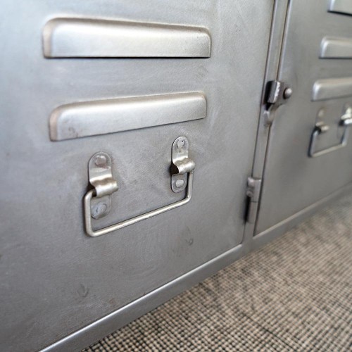 Ingangsbank in industriële stijl met metalen kastjes