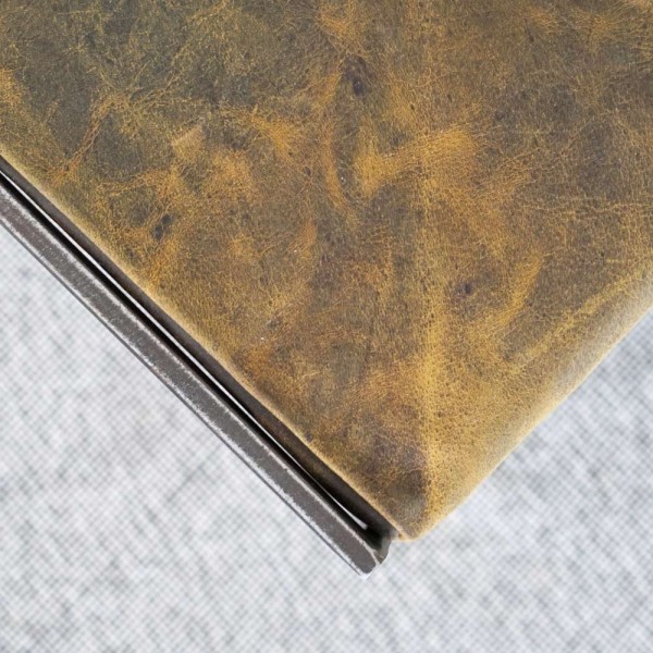 Ingangsbank in industriële stijl met metalen kastjes