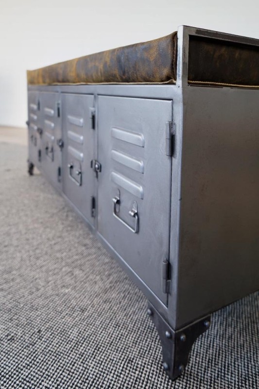 Ingangsbank in industriële stijl met metalen kastjes