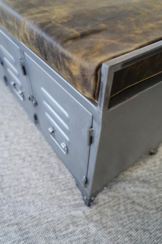 Ingangsbank in industriële stijl met metalen kastjes