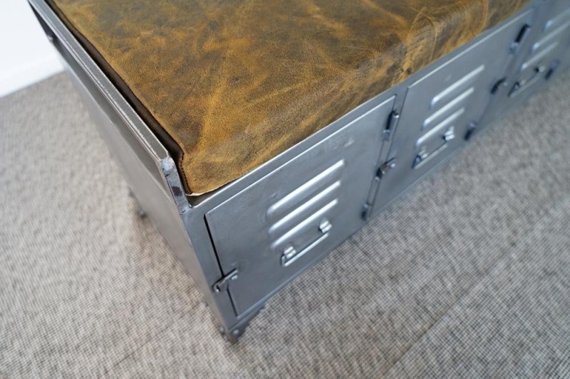 Ingangsbank in industriële stijl met metalen kastjes