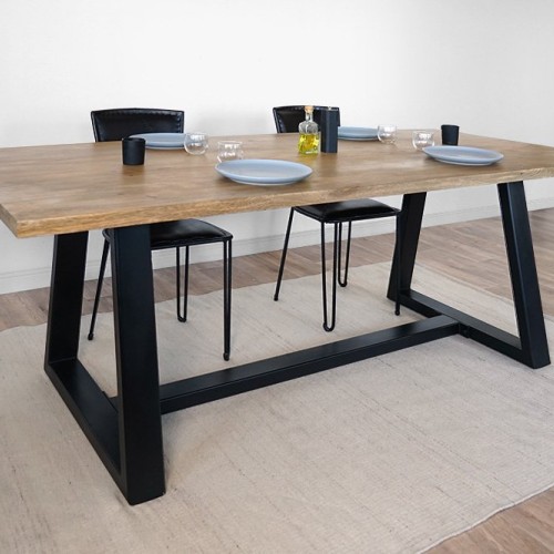 Table en bois massif avec pieds metal en V