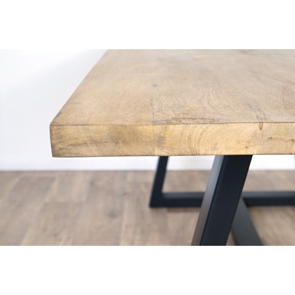 Table en bois massif avec pieds metal en V