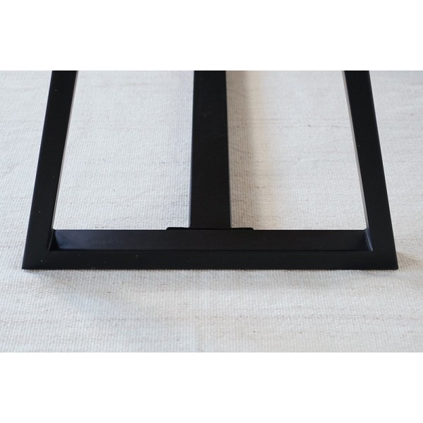 Table en bois massif avec pieds metal en V