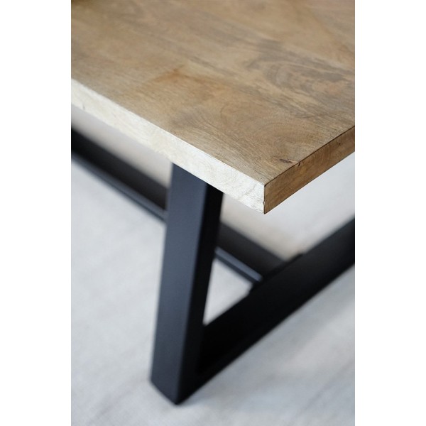 Table en bois massif avec pieds metal en V