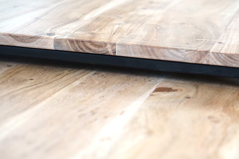 Set van twee ronde bijzettafels met massief houten tafelblad en metalen onderstel