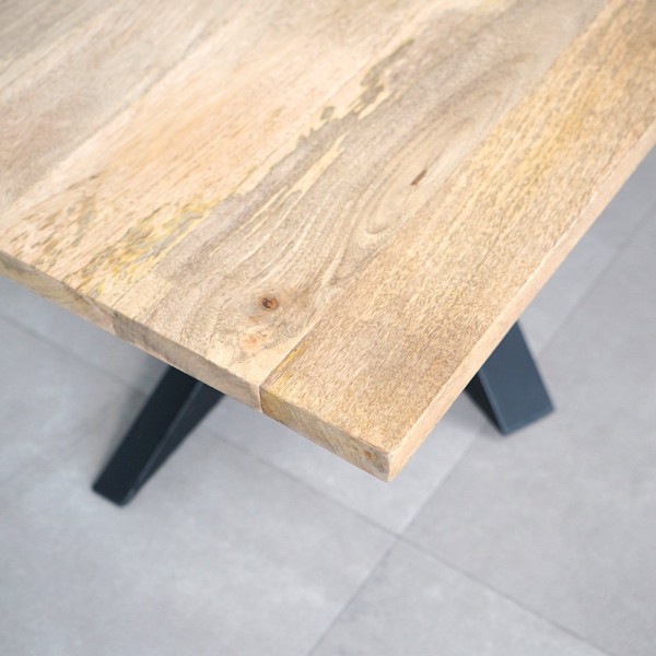 Table basse Mikado avec plateau rectangulaire en bois massif